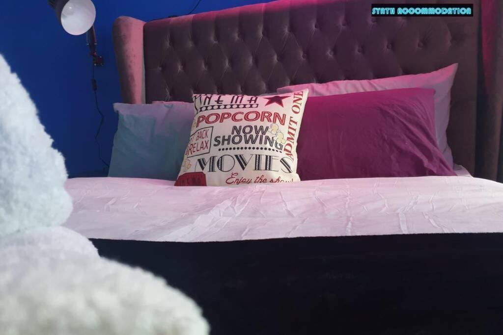 80S Retro 1Bed Studio Serviced Apartment Canary Wharf Perfect For Solo & Couple Travellers London Exterior photo